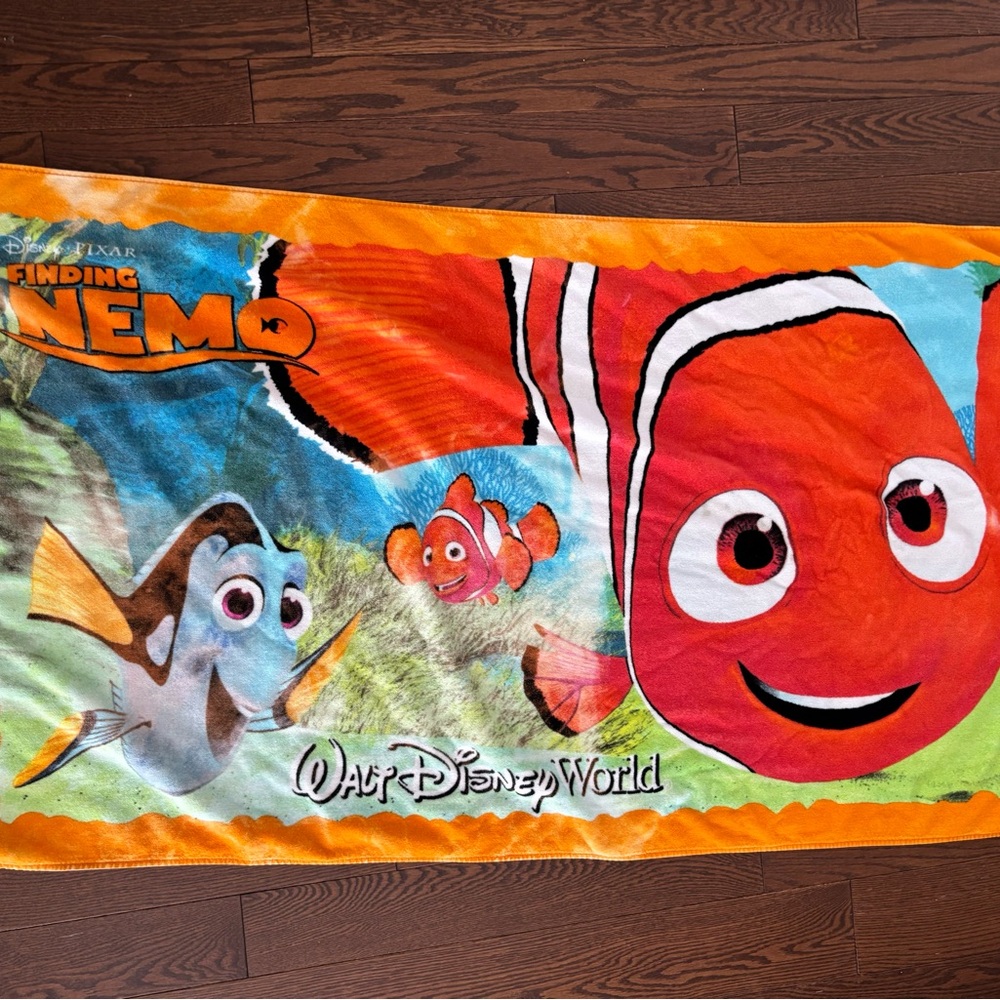Disney Parks Finding Nemo Dory Beach Bath Towel 34x64 Walt Disney World Colorful